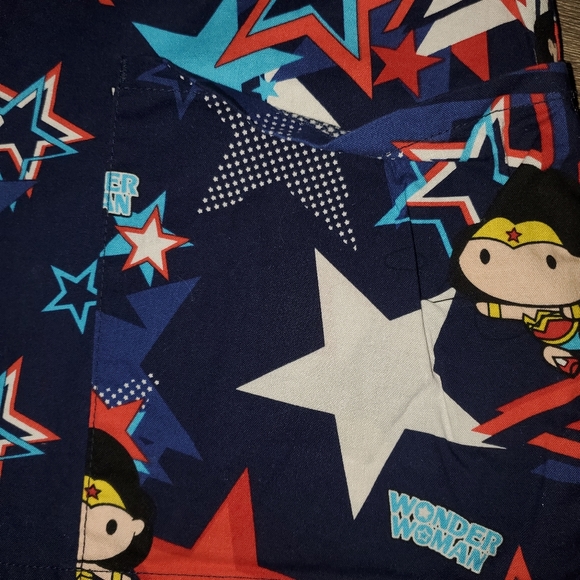 Wonder Woman Scrub Top Size Small - Picture 3 of 10